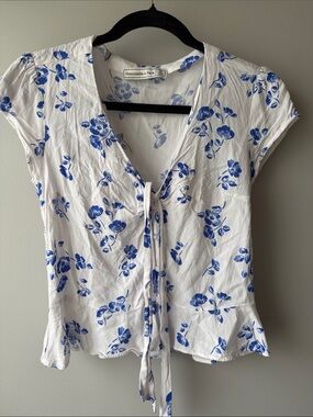 Abercrombie & Fitch White Floral button tie-Front Blouse with Blue Print S 90’s
